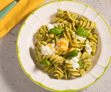 Pasta con crema de espárragos, stracciatella y bottarga