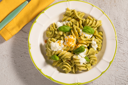 Pasta con crema de espárragos, stracciatella y bottarga