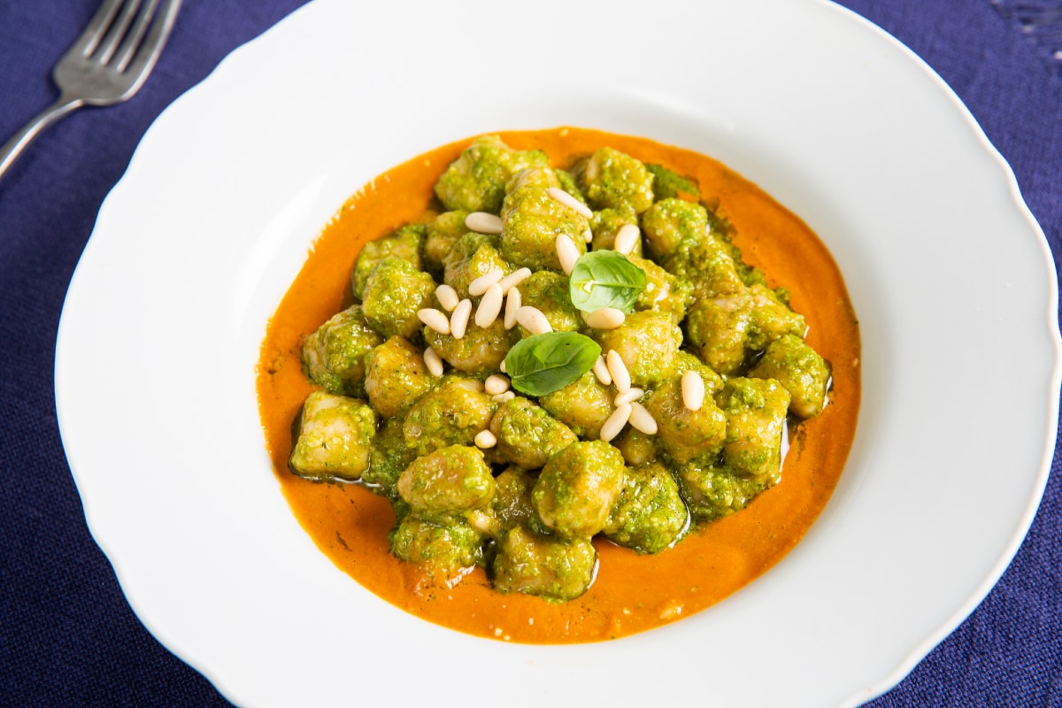 Gnocchetti integrales al pesto y tomatitos
