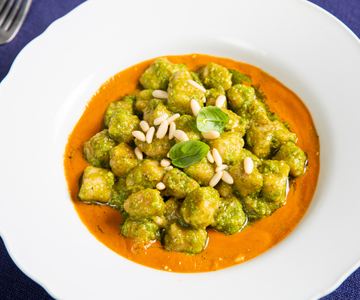 Gnocchetti integrales al pesto y tomatitos