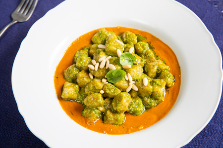 Gnocchetti integrales al pesto y tomatitos