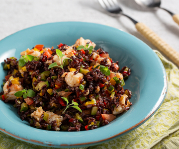 Ensalada de arroz venere con verduras y gambas