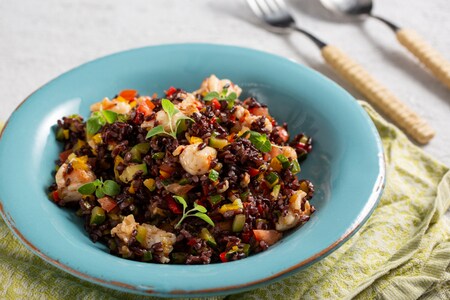 Ensalada de arroz venere con verduras y gambas