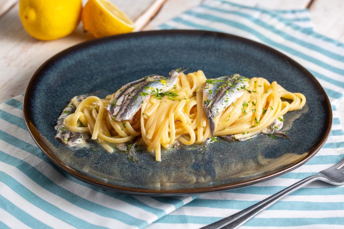 Linguine con boquerones marinados y pecorino