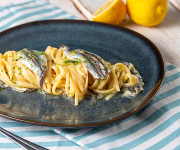 Linguine con boquerones marinados y pecorino