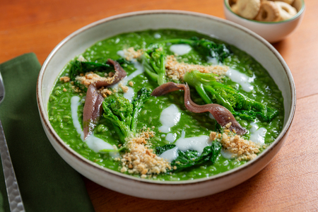 Risotto con grelos, anchoas y salsa de ajo
