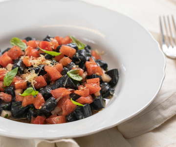 Gnocchetti de tinta de calamar con ragú de sepia