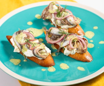 Tostada con boquerones marinados