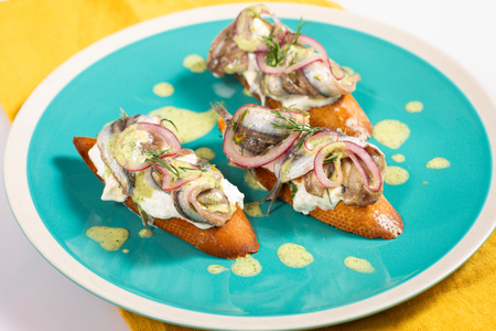 Tostada con boquerones marinados
