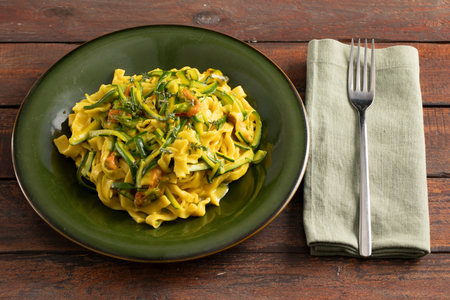 Tagliatelle con flores de calabacín