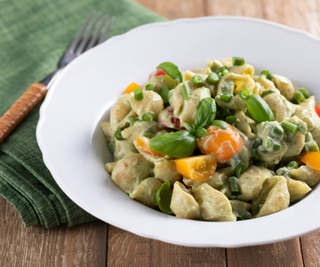 Pasta fría con ricotta, aguacate y judías verdes