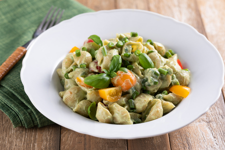 Pasta fría con ricotta, aguacate y judías verdes
