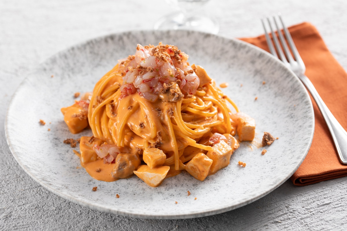 Carbonara de mar con gambas