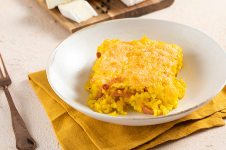 Arroz al horno con azafrán, speck y brie