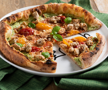 Pizza con borde relleno de pesto y ricotta