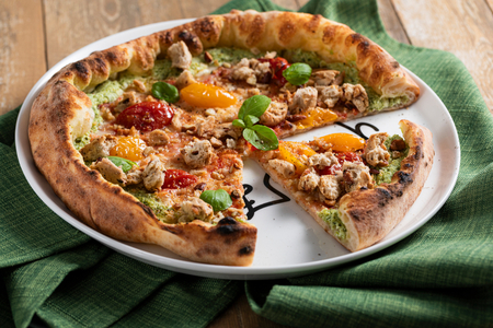 Pizza con borde relleno de pesto y ricotta