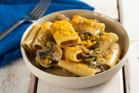 Paccheri con alcachofas, almejas y bottarga