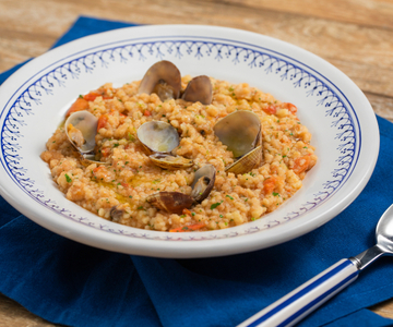 Fregola con almejas y tomatitos