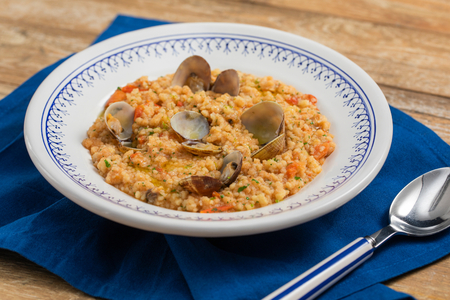 Fregola con almejas y tomatitos