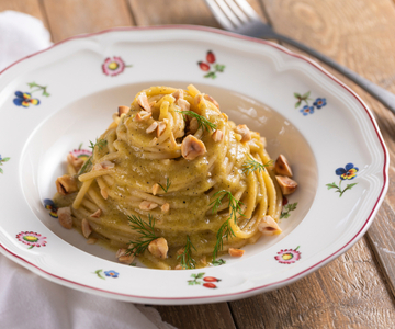 Pasta con crema de puerros estofados, avellanas e hinojo