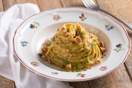 Pasta con crema de puerros estofados, avellanas e hinojo