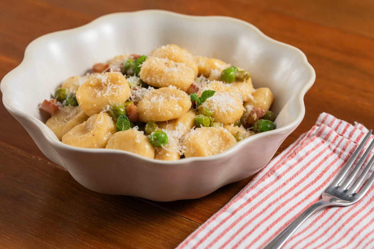Ñoquis de ricotta con guisantes, pecorino y papada