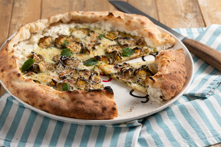 Pizza alla Nerano con borde relleno