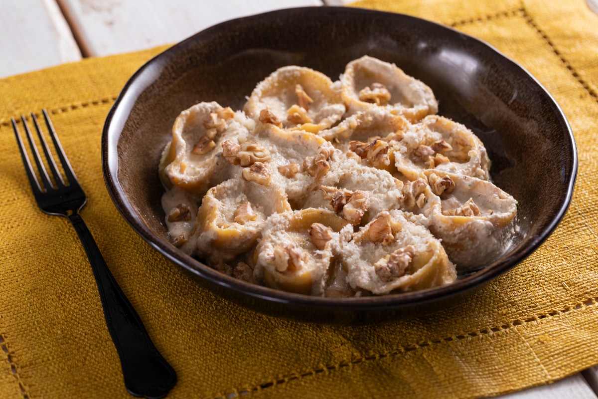 Ravioles de ricotta y hierbas con salsa de nueces