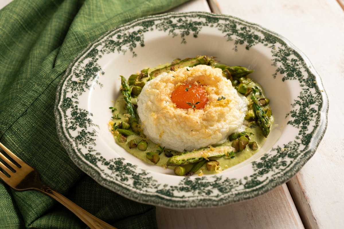 Nubes de huevos y espárragos