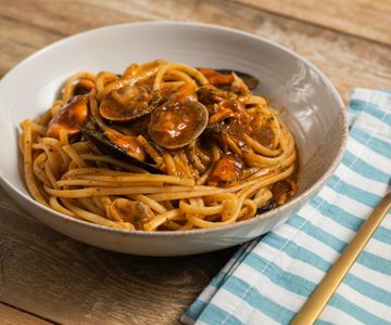 Pasta cremosa con mejillones y almejas