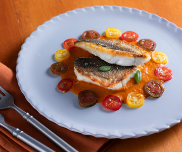 Filete de lubina con tomates cherry