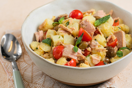 Ensalada de patatas y atún