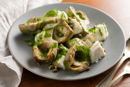 Alcachofas a la parrilla con fiordilatte y salsa de hierbas