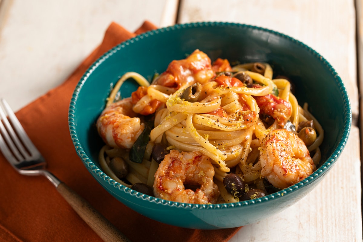 Linguine con langostinos, tomatitos y limón