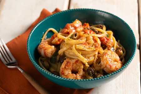 Linguine con langostinos, tomatitos y limón