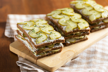 Sándwich de pepinos y queso de cabra