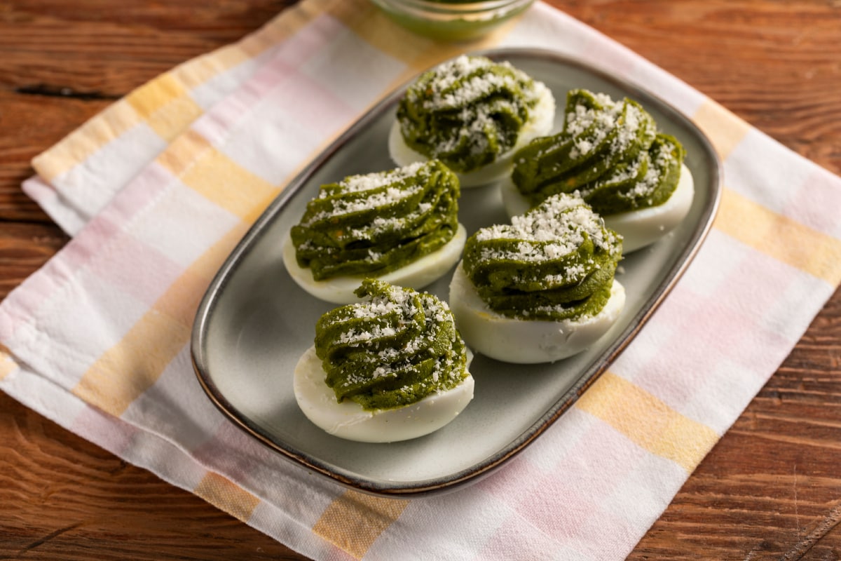 Huevos rellenos al pesto