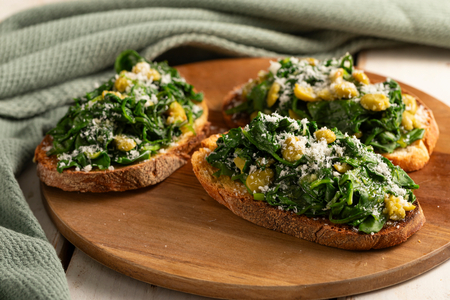 Bruschetta con habas y hierbas