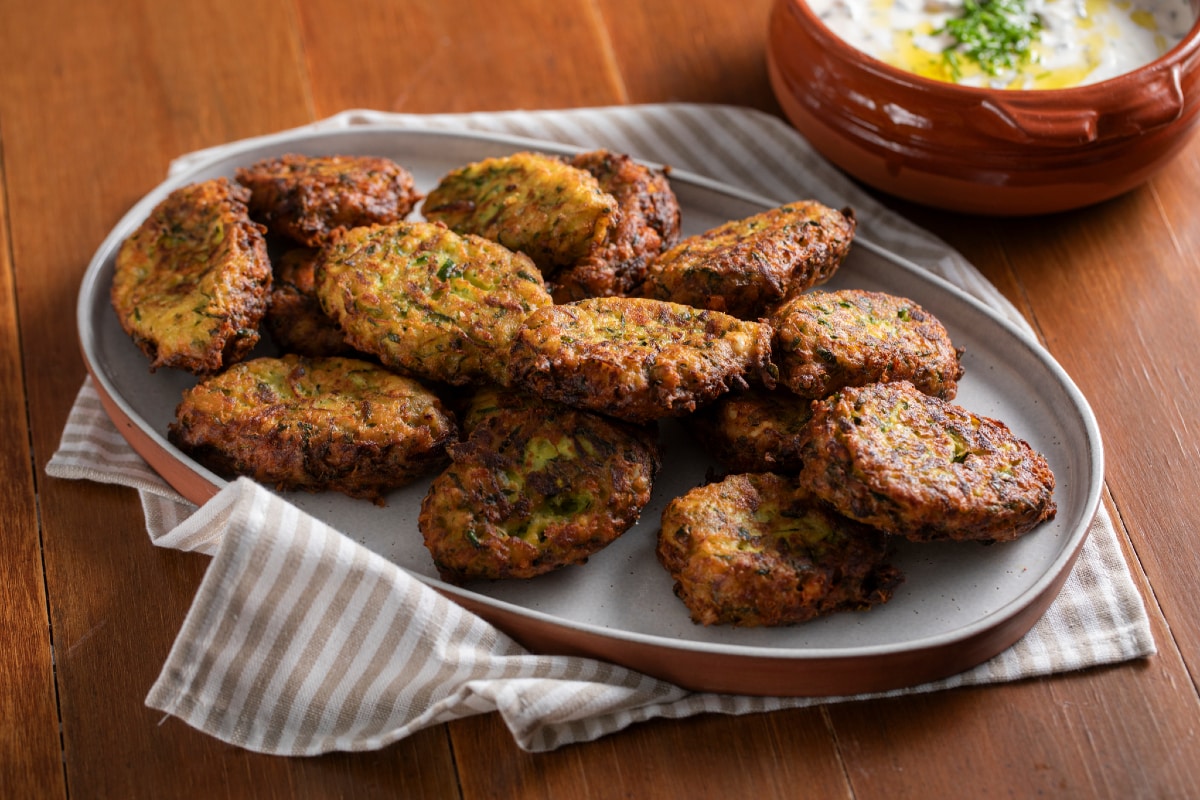 Buñuelos de calabacín y feta con salsa de yogur