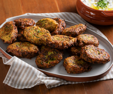 Buñuelos de calabacín y feta con salsa de yogur