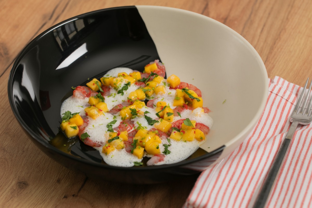 Crudo de gambas con leche de coco y mango