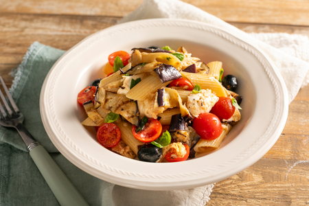 Pasta fría con mozzarella y berenjenas a la parrilla