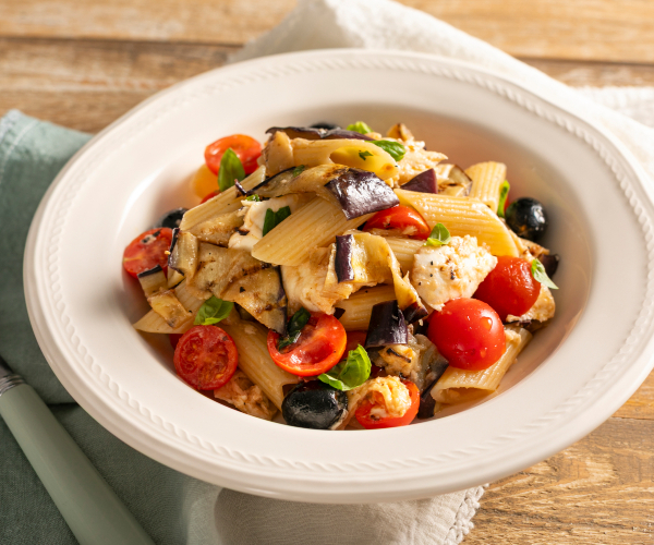 Pasta fría con mozzarella y berenjenas a la parrilla
