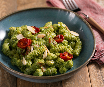 Pasta fría con pesto de rúcula y tomates cherry