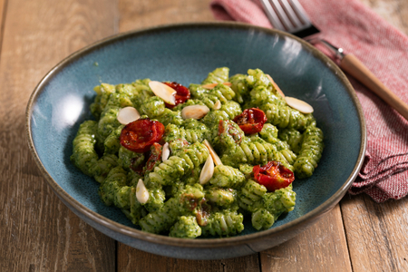 Pasta fría con pesto de rúcula y tomates cherry