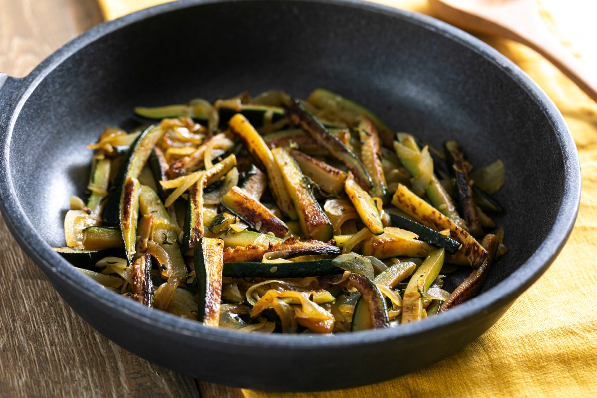 Calabacines en sartén deliciosos con cebolla