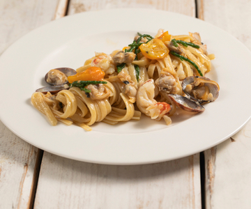 Pasta con almejas, gambas y salicornia