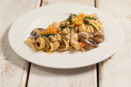 Pasta con almejas, gambas y salicornia