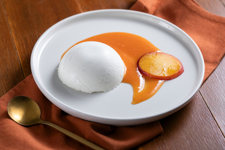 Panna cotta con coulis de melocotón