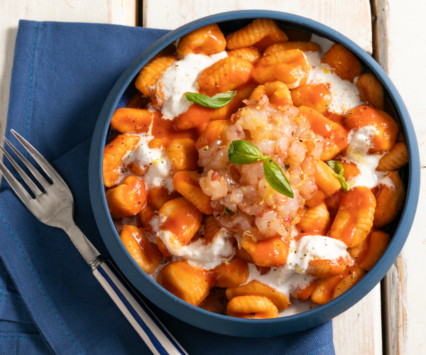 Ñoquis con gambas y stracciatella